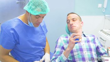 Стоматолог трахает похотливую молодую ассистентку, пока пациент наркозом Mischa Cross