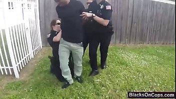 Белые сучки полицейские задерживают черного преступника и резвятся с его большим черным членом